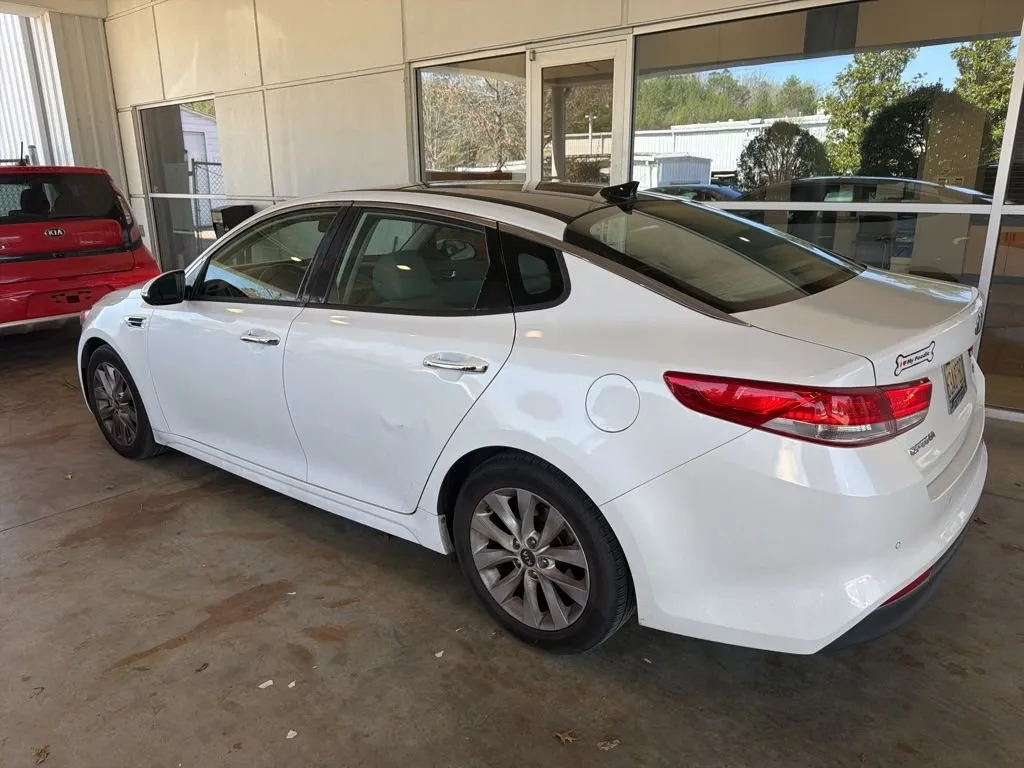 2016 Kia Optima EX thumbnail 2