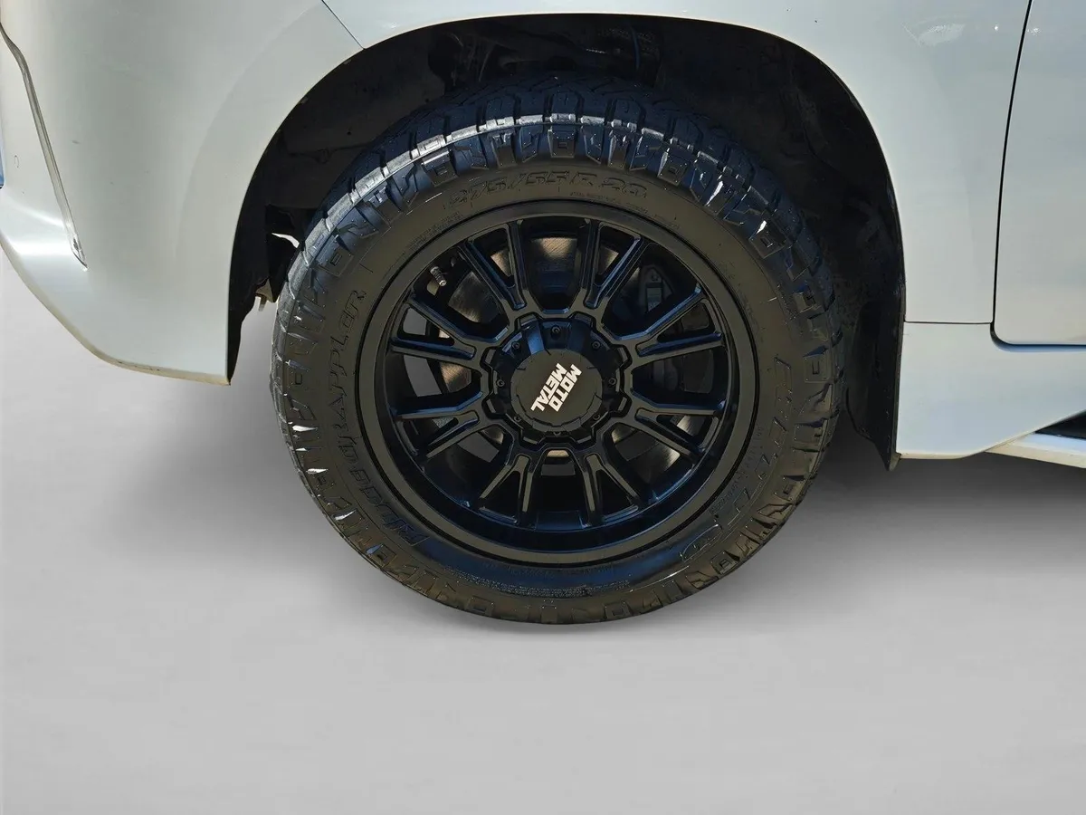 2016 LEXUS LX 570 thumbnail 24