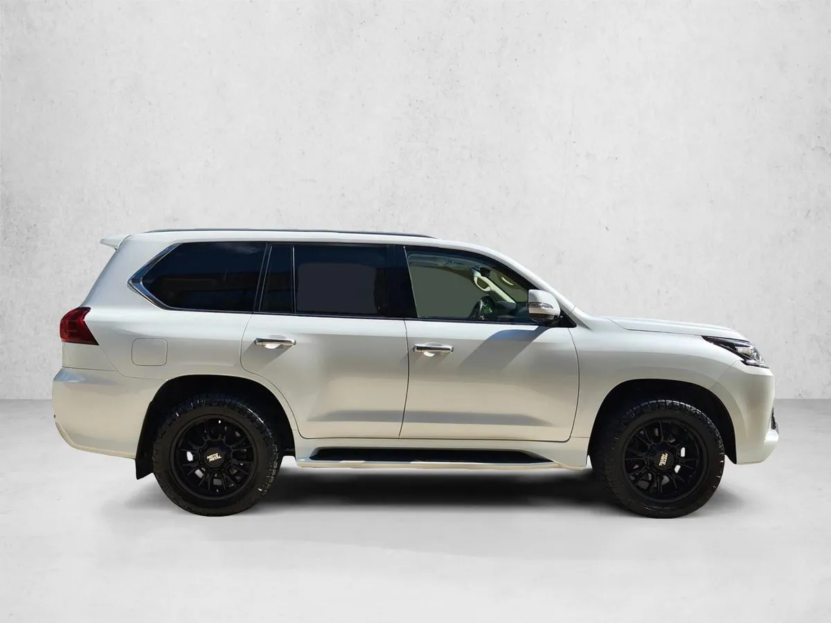 2016 LEXUS LX 570 thumbnail 4