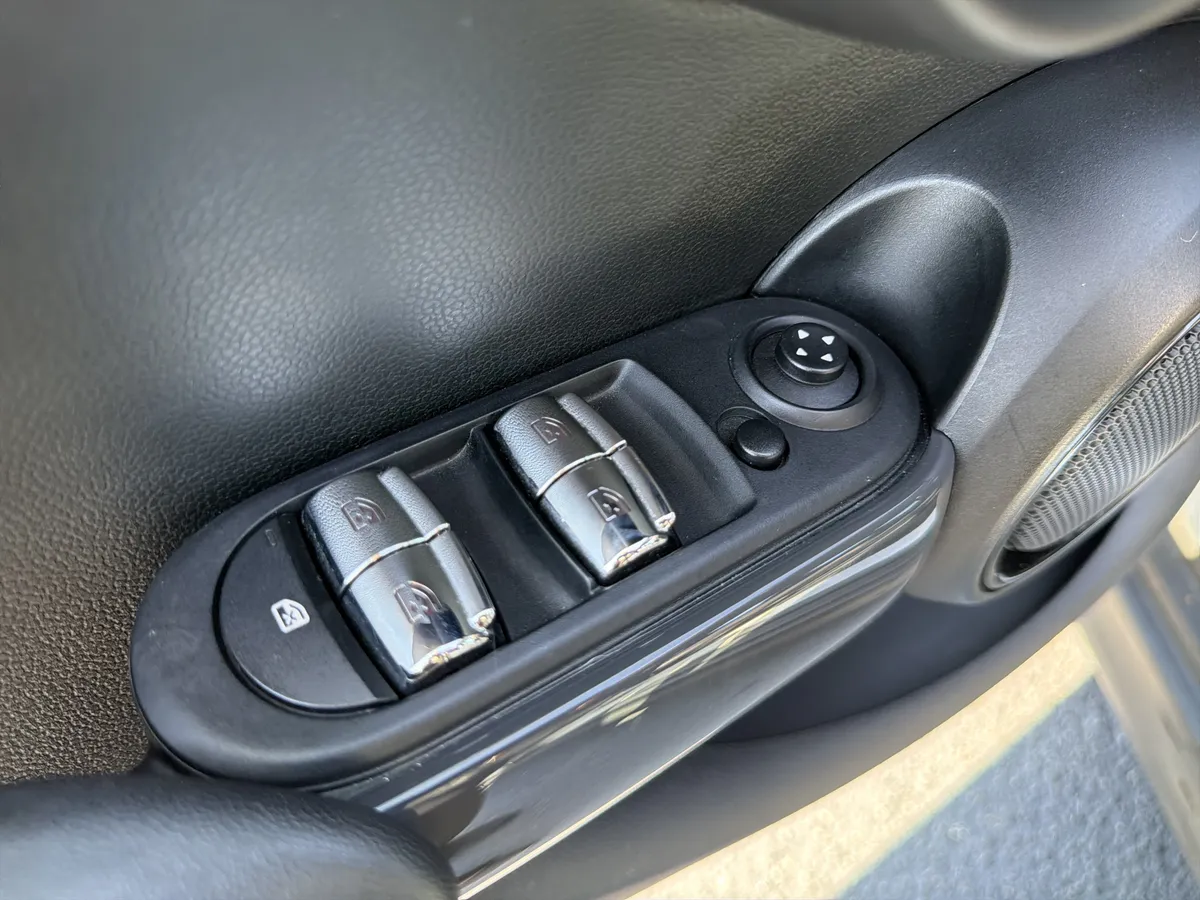 2016 MINI Cooper Hardtop 4 Door thumbnail 22