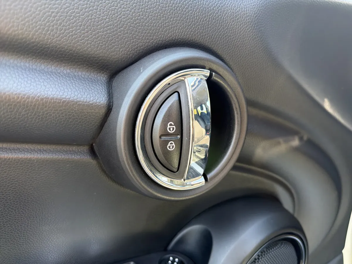 2016 MINI Cooper Hardtop 4 Door thumbnail 23