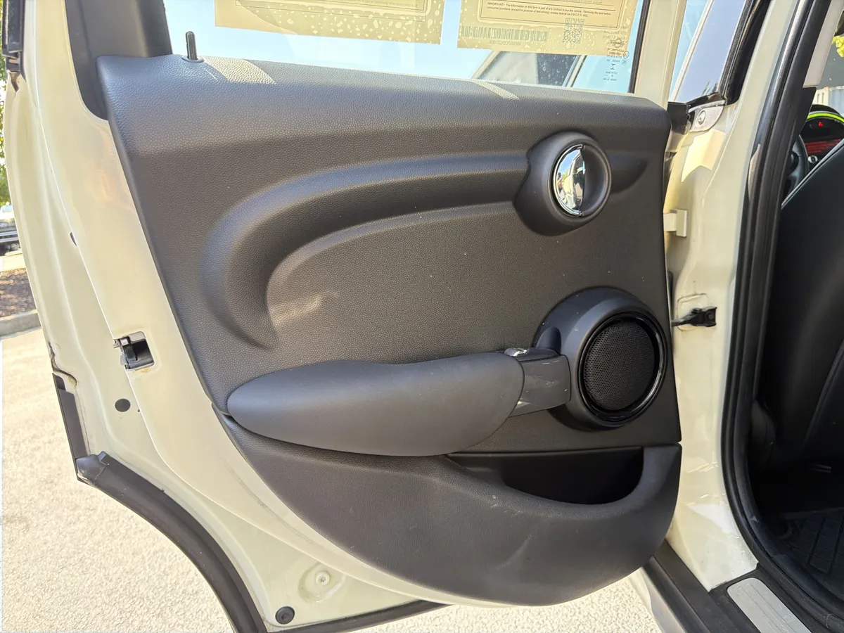 2016 MINI Cooper Hardtop 4 Door thumbnail 24