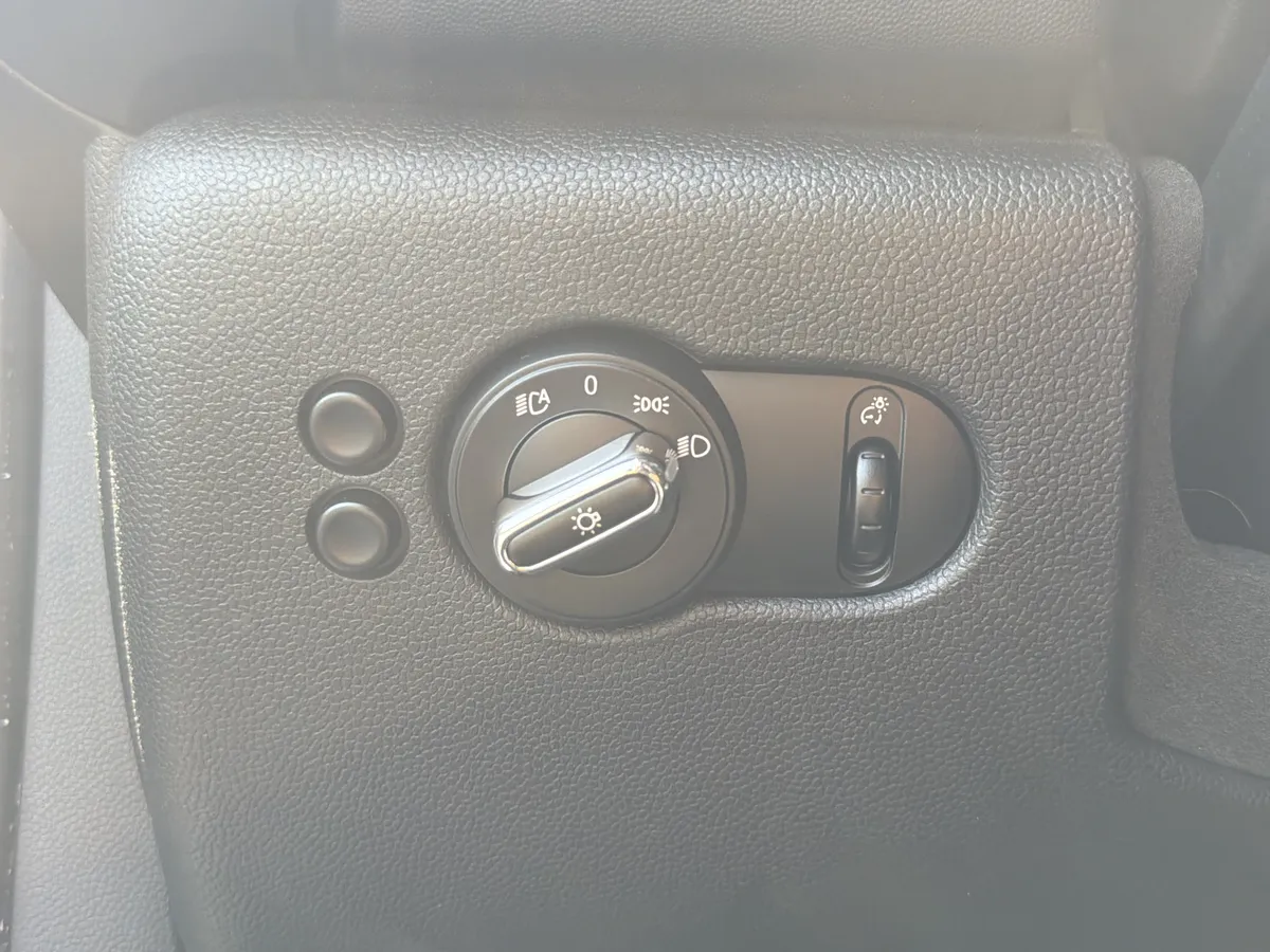 2016 MINI Cooper Hardtop 4 Door thumbnail 26