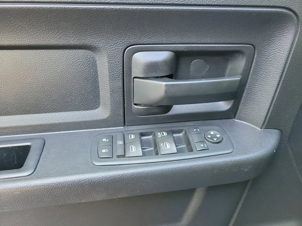 2016 Ram 1500 Tradesman thumbnail 24