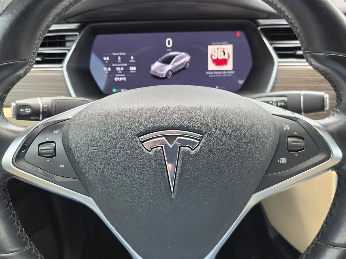 2016 Tesla Model X 70D thumbnail 16