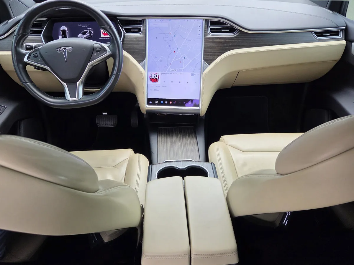 2016 Tesla Model X 70D thumbnail 18