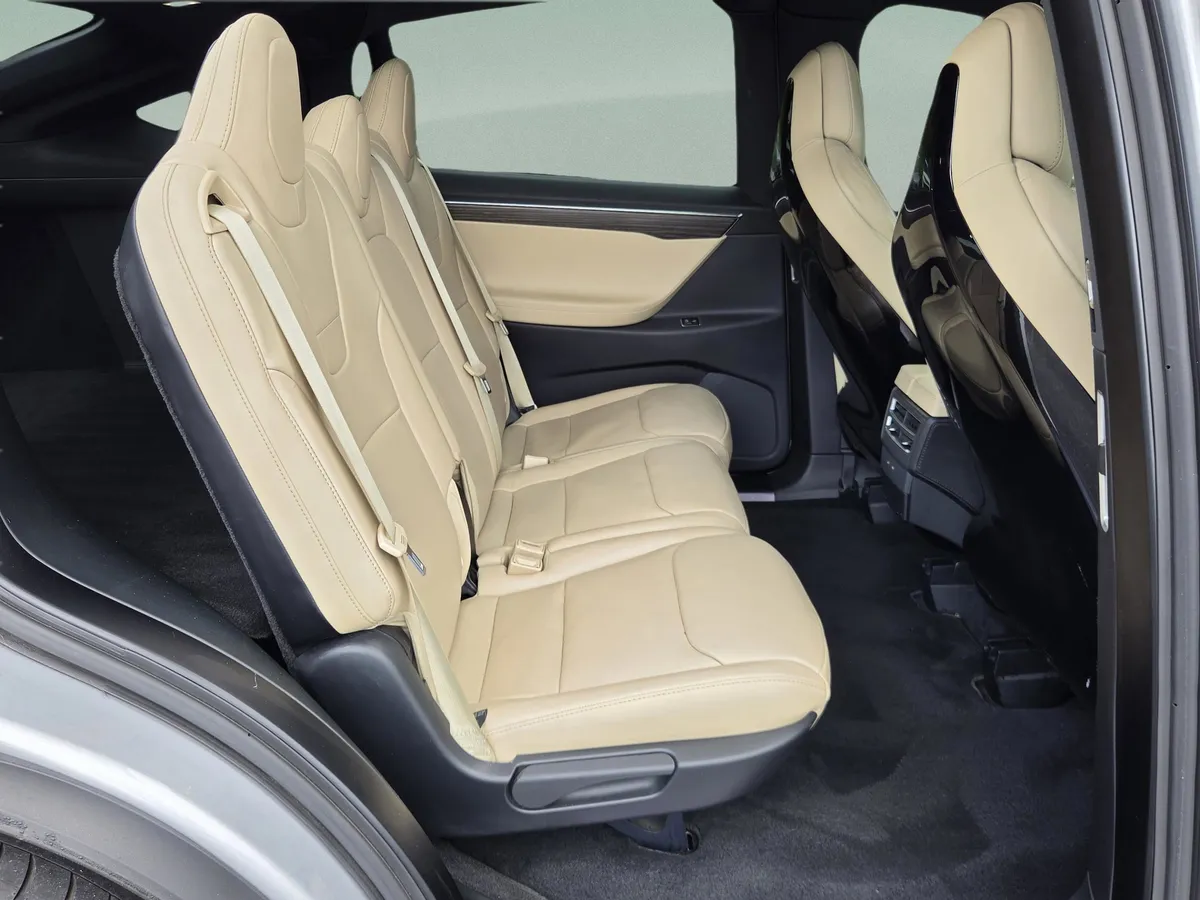 2016 Tesla Model X 70D thumbnail 21