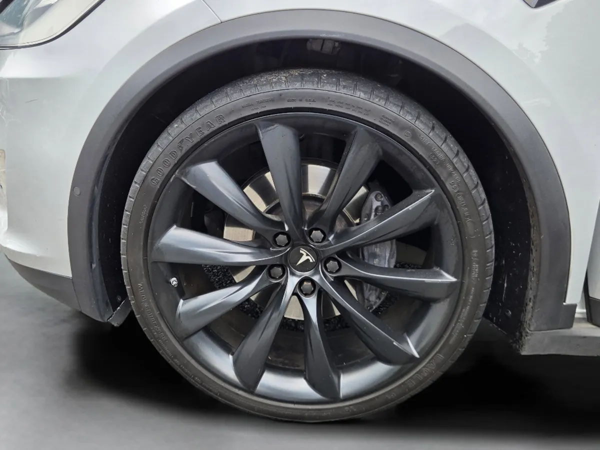 2016 Tesla Model X 70D thumbnail 25