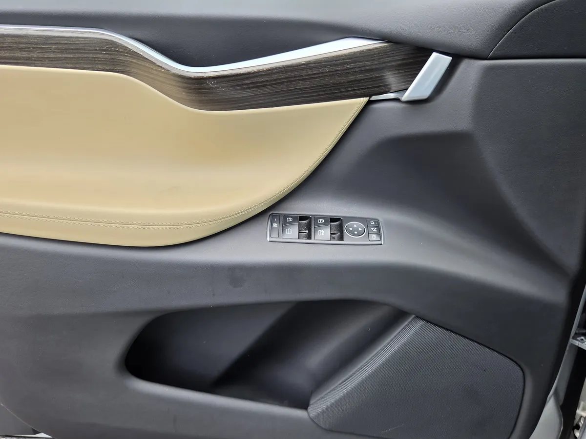 2016 Tesla Model X 70D thumbnail 29