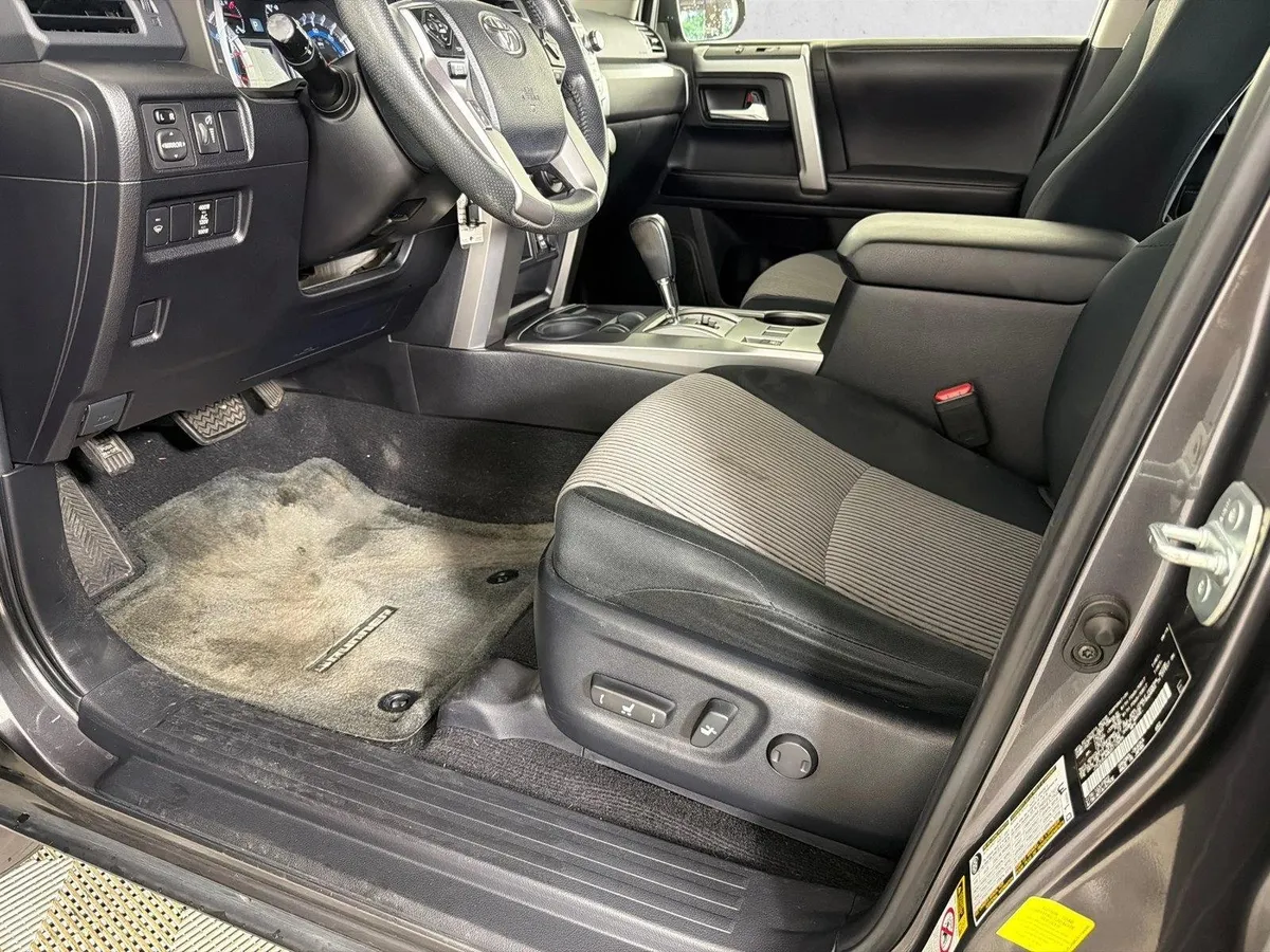 2016 Toyota 4Runner SR5 thumbnail 10