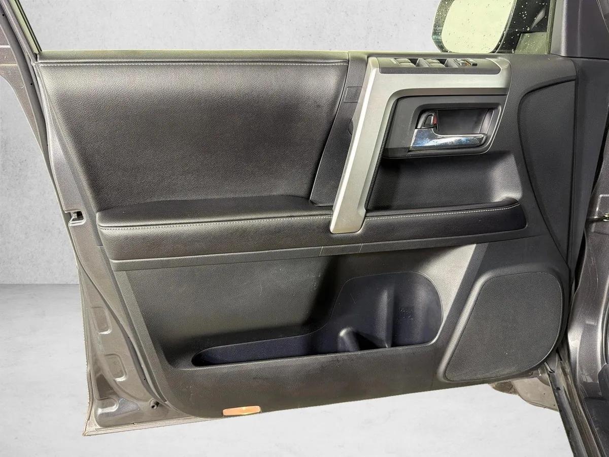 2016 Toyota 4Runner SR5 thumbnail 11