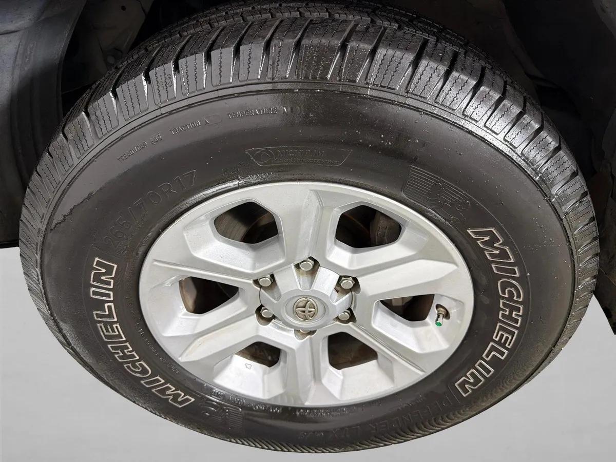2016 Toyota 4Runner SR5 thumbnail 12