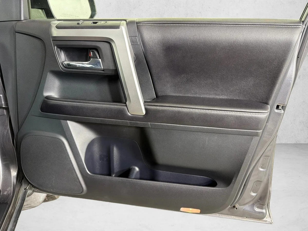 2016 Toyota 4Runner SR5 thumbnail 15