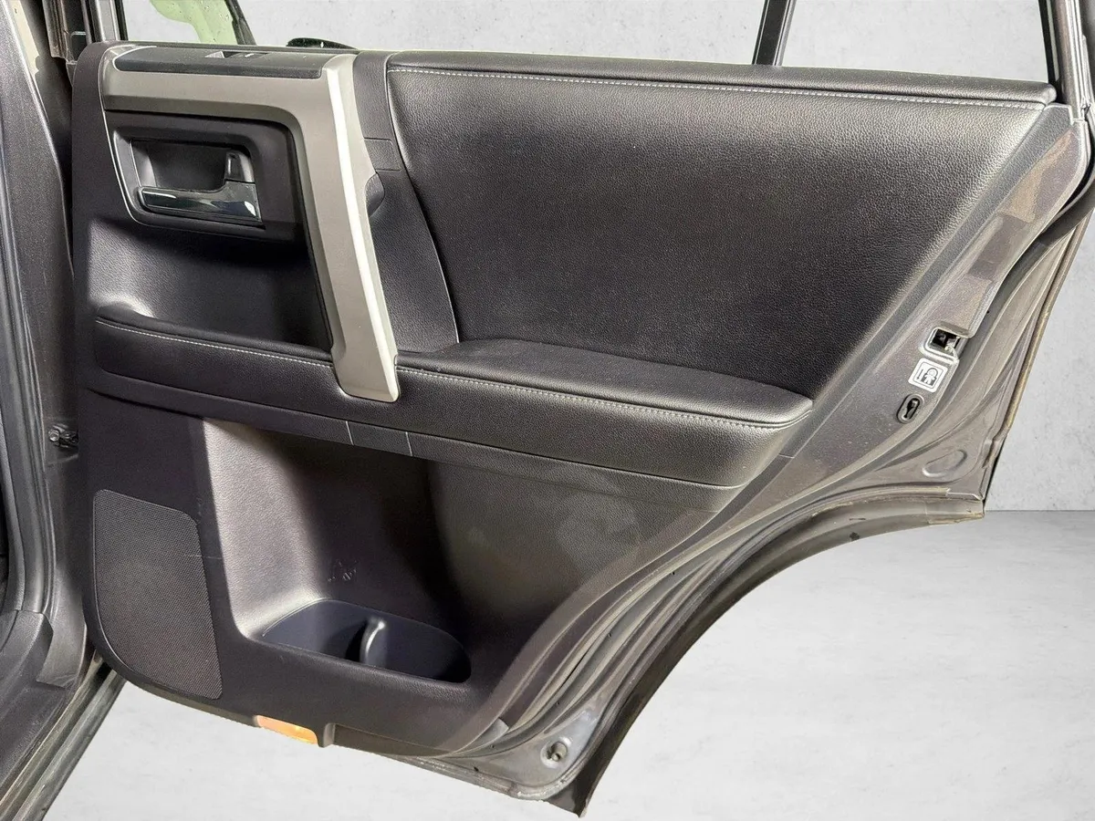 2016 Toyota 4Runner SR5 thumbnail 17