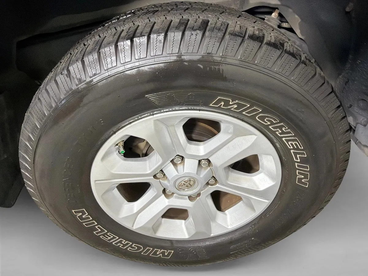 2016 Toyota 4Runner SR5 thumbnail 18