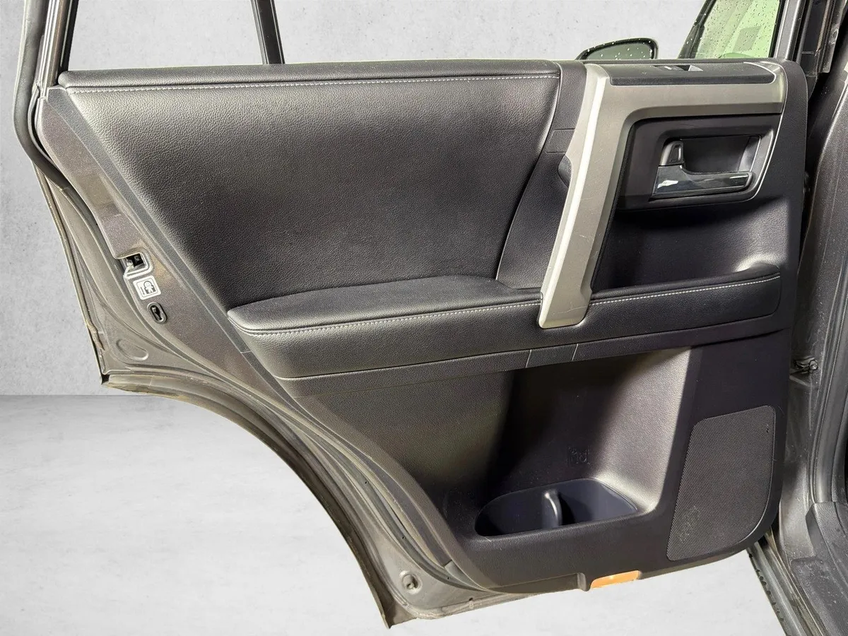 2016 Toyota 4Runner SR5 thumbnail 22