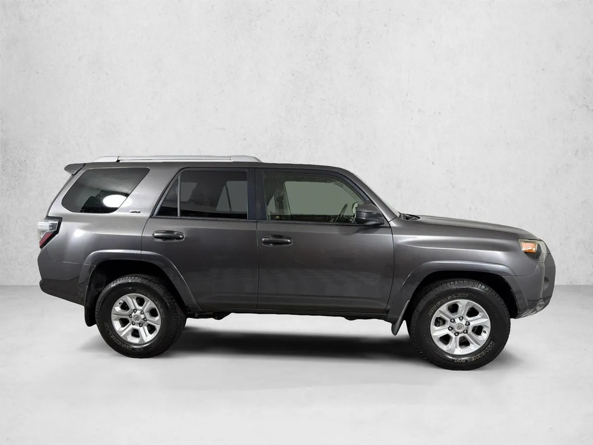 2016 Toyota 4Runner SR5 thumbnail 3