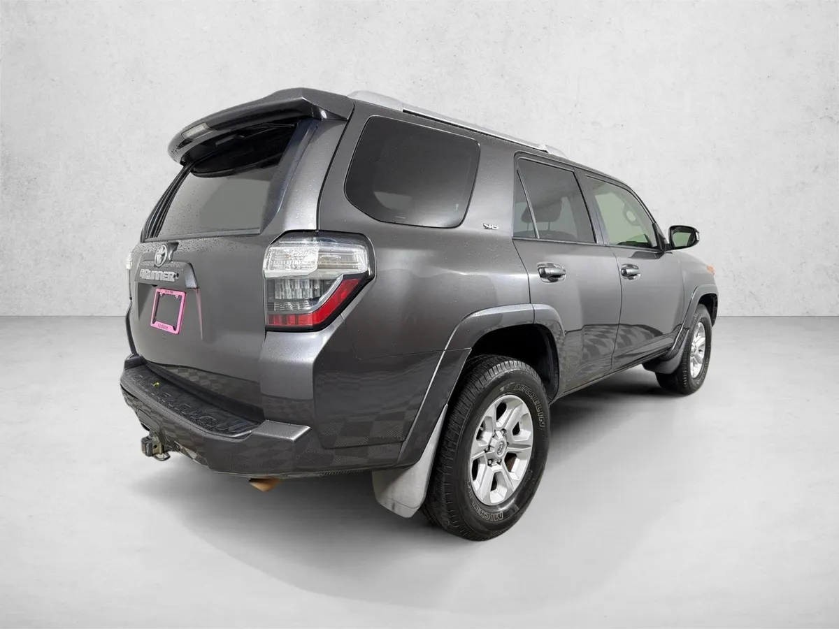 2016 Toyota 4Runner SR5 thumbnail 4