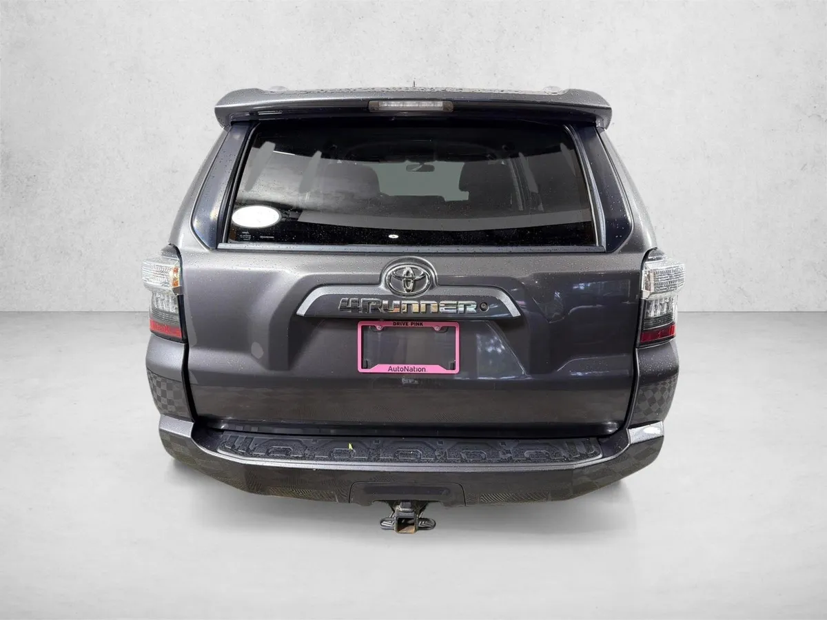 2016 Toyota 4Runner SR5 thumbnail 5