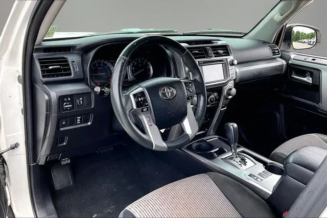 2016 Toyota 4Runner SR5 thumbnail 14