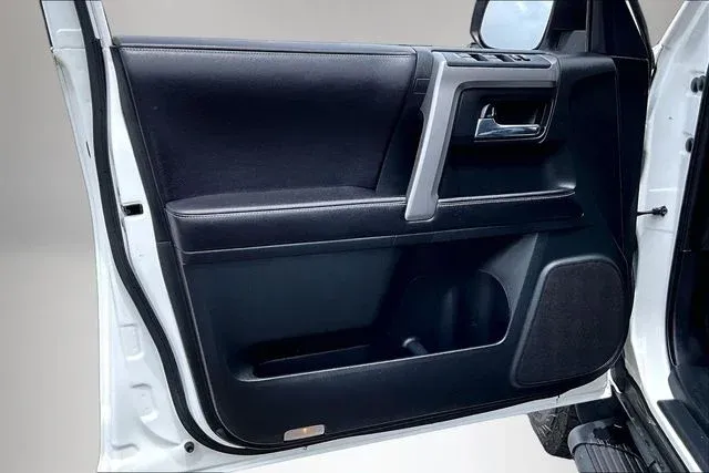2016 Toyota 4Runner SR5 thumbnail 17