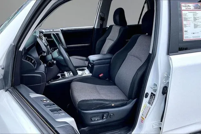 2016 Toyota 4Runner SR5 thumbnail 18