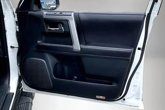 2016 Toyota 4Runner SR5 thumbnail 24