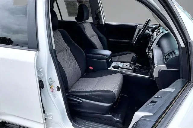 2016 Toyota 4Runner SR5 thumbnail 25