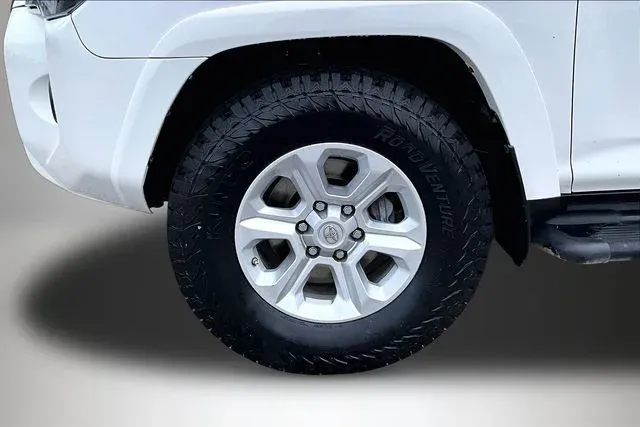 2016 Toyota 4Runner SR5 thumbnail 27