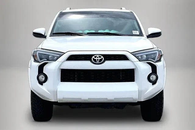 2016 Toyota 4Runner SR5 thumbnail 3