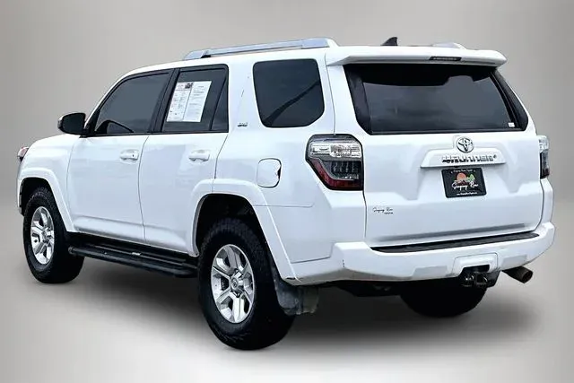 2016 Toyota 4Runner SR5 thumbnail 4