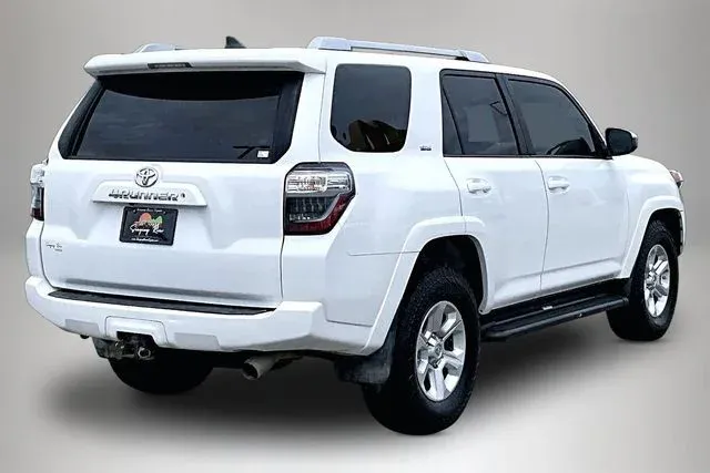 2016 Toyota 4Runner SR5 thumbnail 5