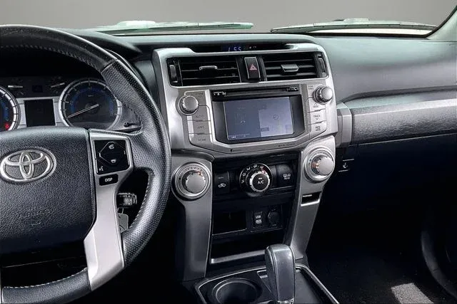 2016 Toyota 4Runner SR5 thumbnail 9