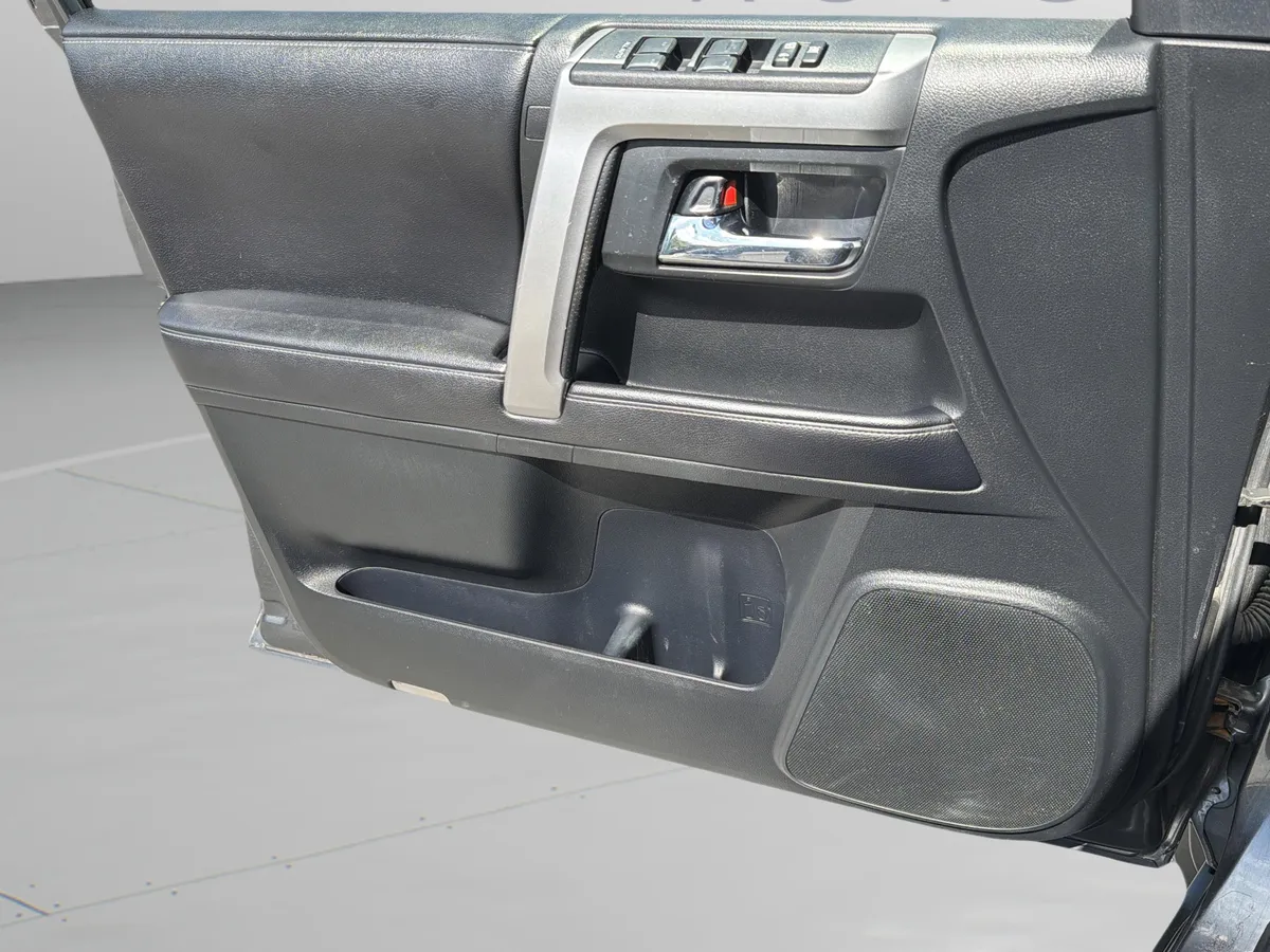 2016 Toyota 4Runner SR5 thumbnail 10