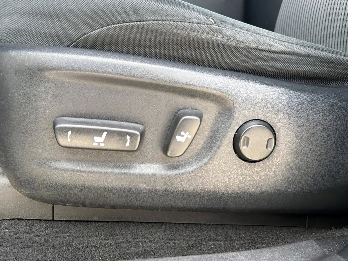 2016 Toyota 4Runner SR5 thumbnail 13