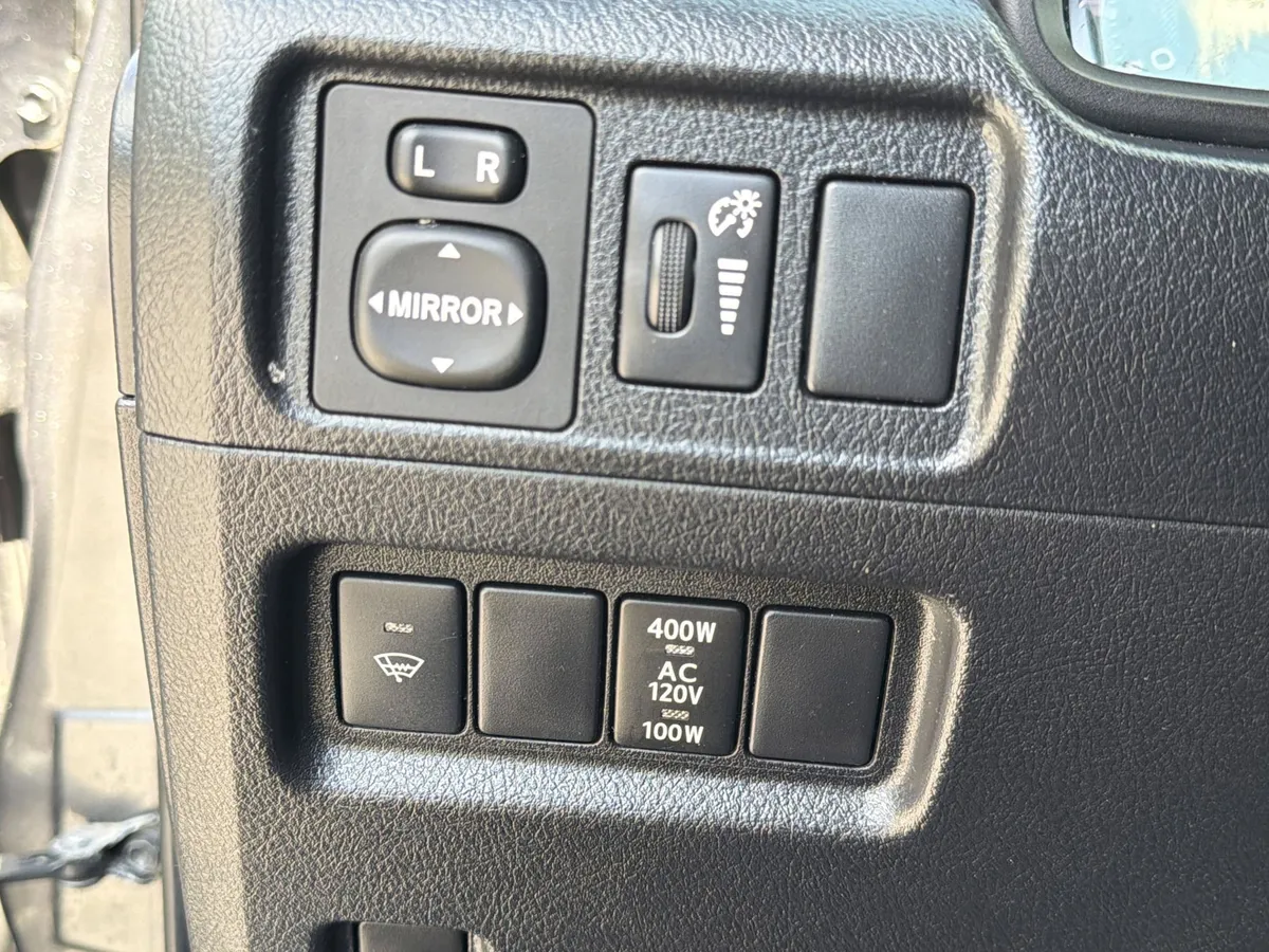 2016 Toyota 4Runner SR5 thumbnail 17