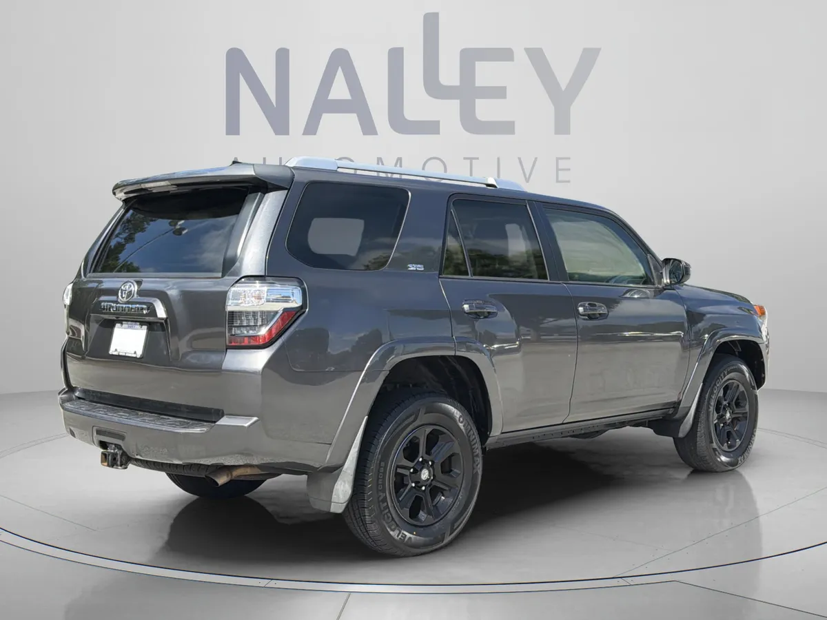 2016 Toyota 4Runner SR5 thumbnail 4