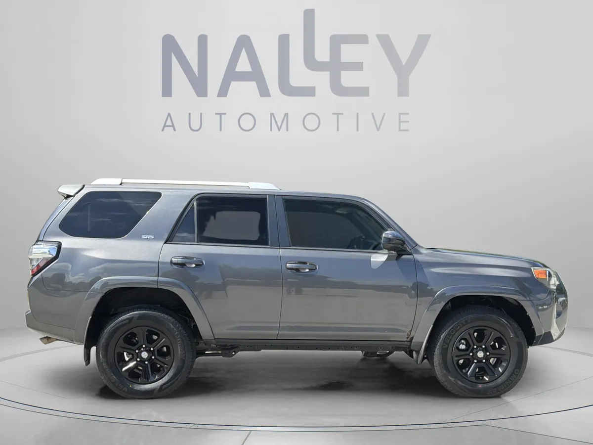 2016 Toyota 4Runner SR5 thumbnail 5