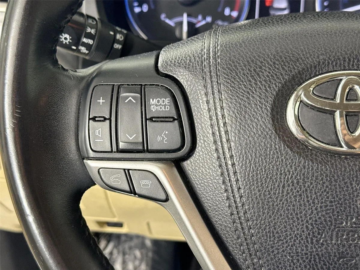 2016 Toyota Highlander Limited thumbnail 18