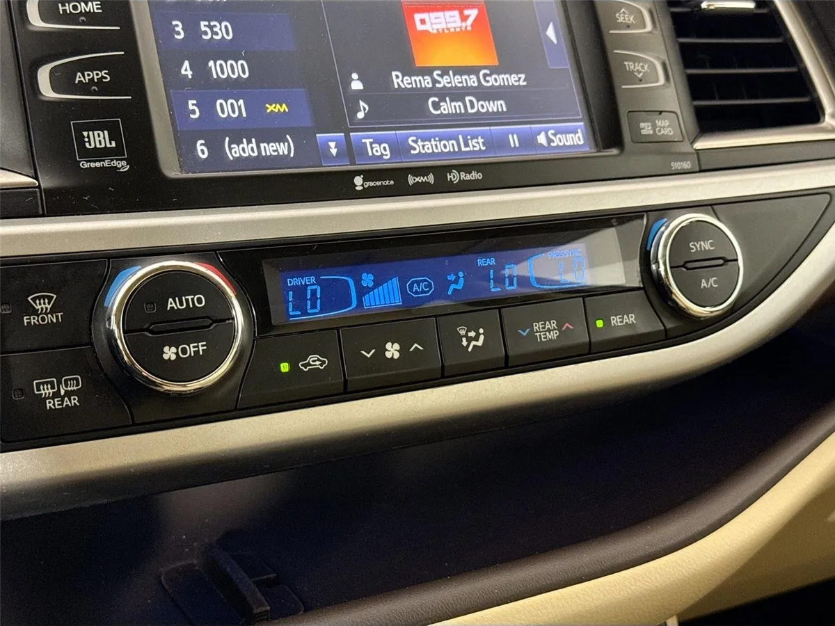 2016 Toyota Highlander Limited thumbnail 26