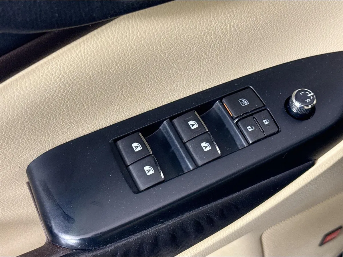 2016 Toyota Highlander Limited thumbnail 28