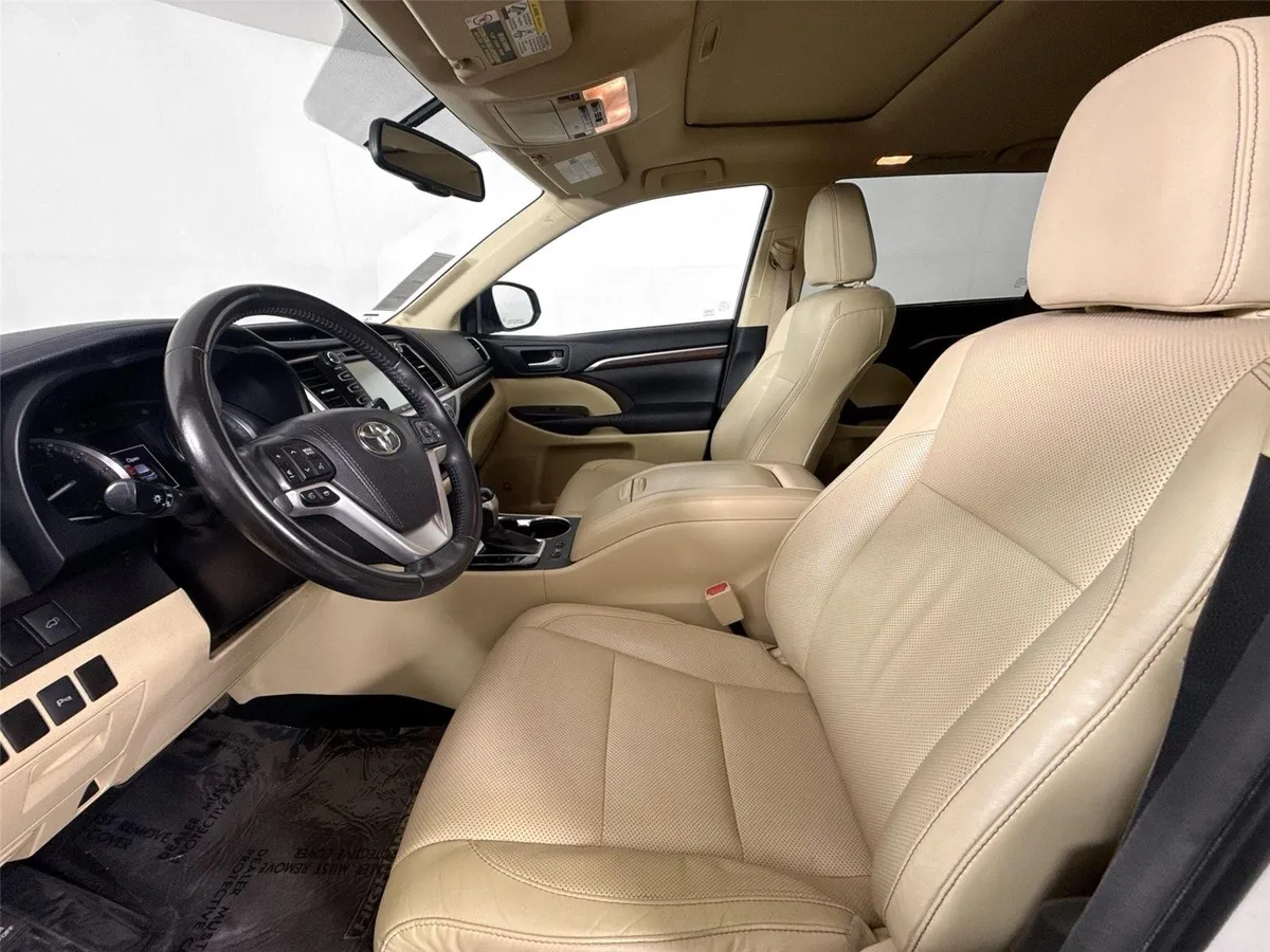 2016 Toyota Highlander Limited thumbnail 3