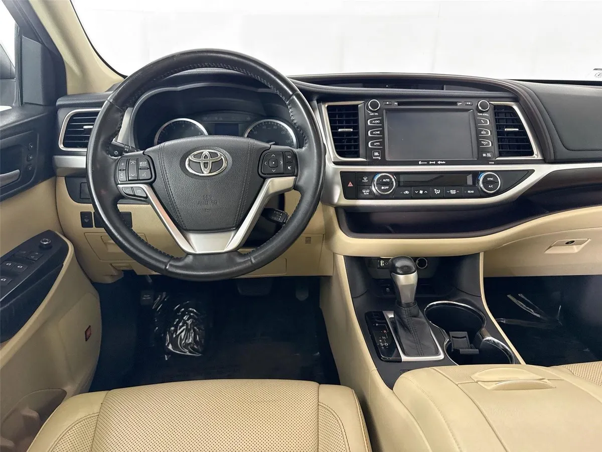 2016 Toyota Highlander Limited thumbnail 32
