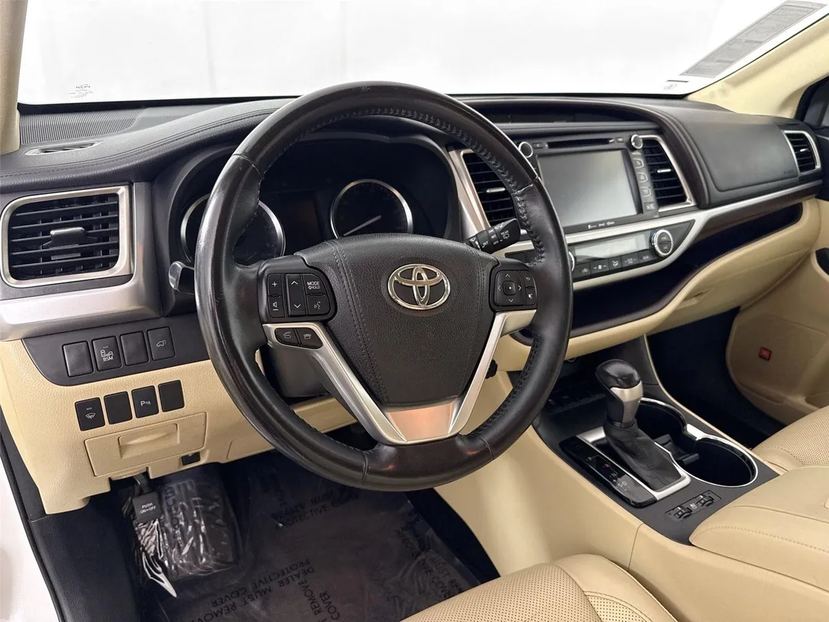 2016 Toyota Highlander Limited thumbnail 4