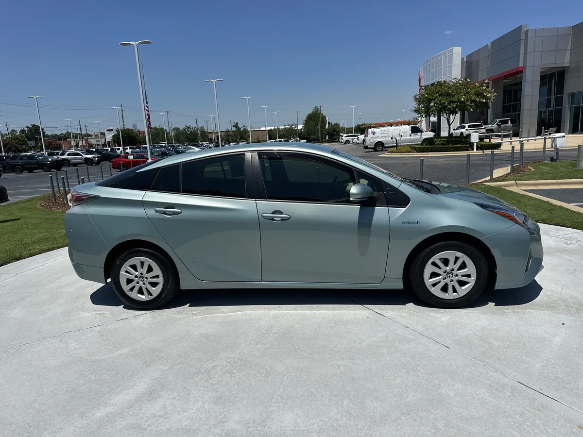 2016 Toyota Prius Two thumbnail 10