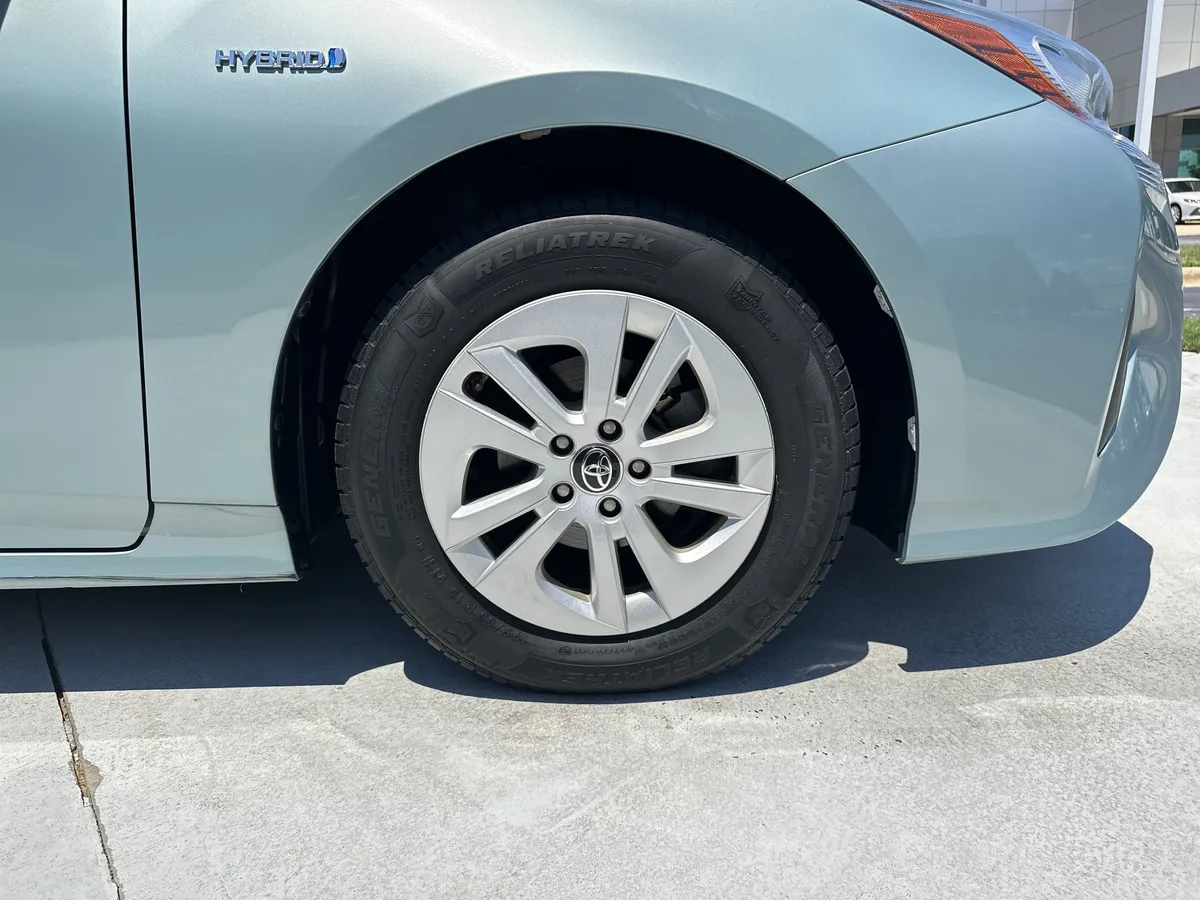 2016 Toyota Prius Two thumbnail 12