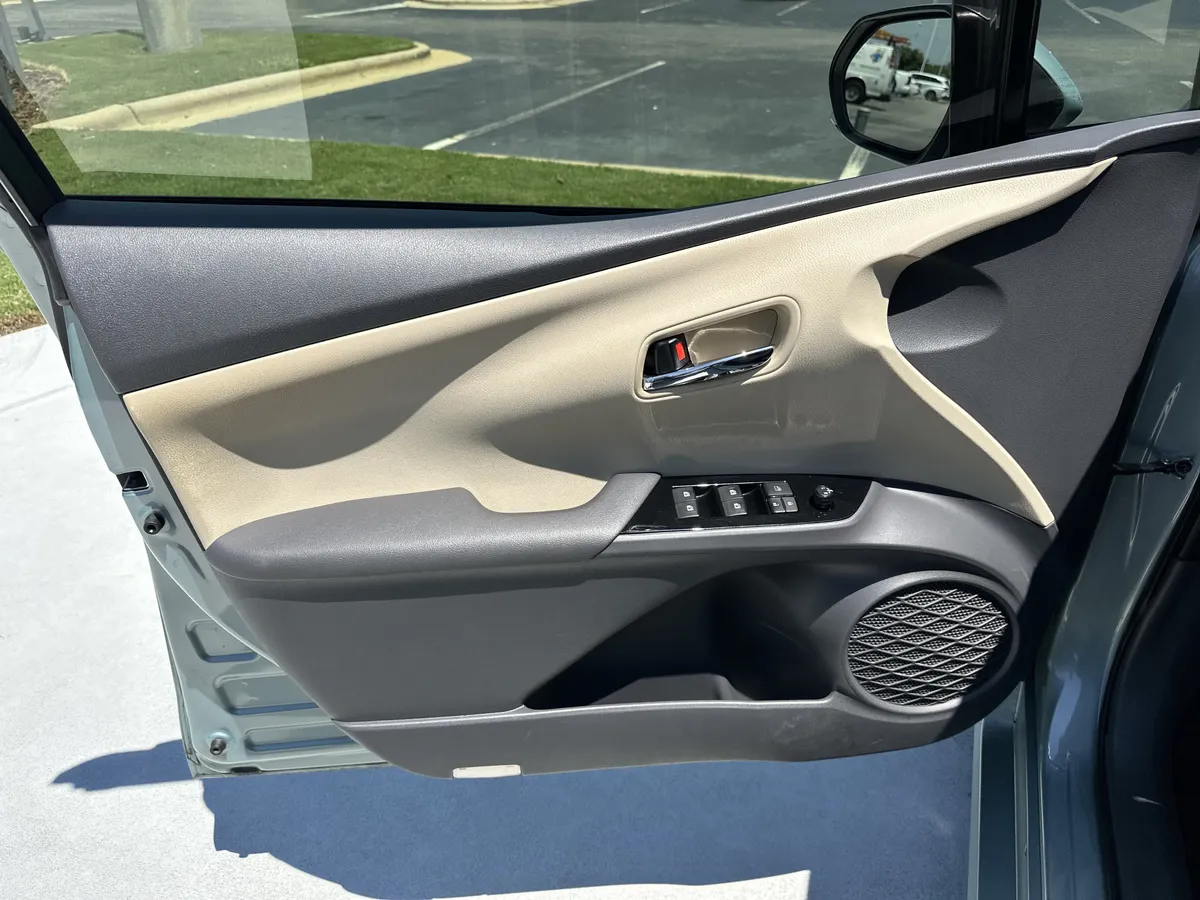 2016 Toyota Prius Two thumbnail 13