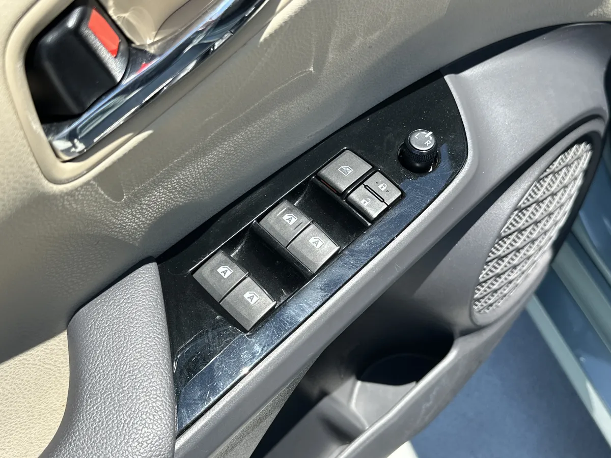 2016 Toyota Prius Two thumbnail 14