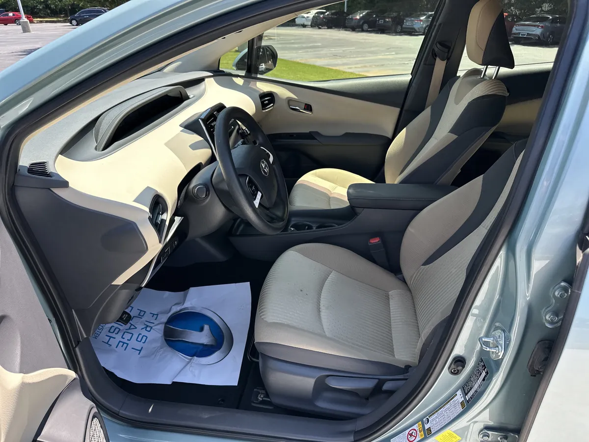 2016 Toyota Prius Two thumbnail 15