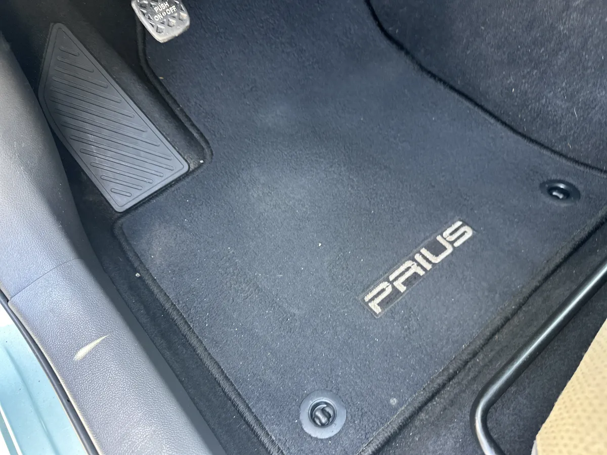 2016 Toyota Prius Two thumbnail 16